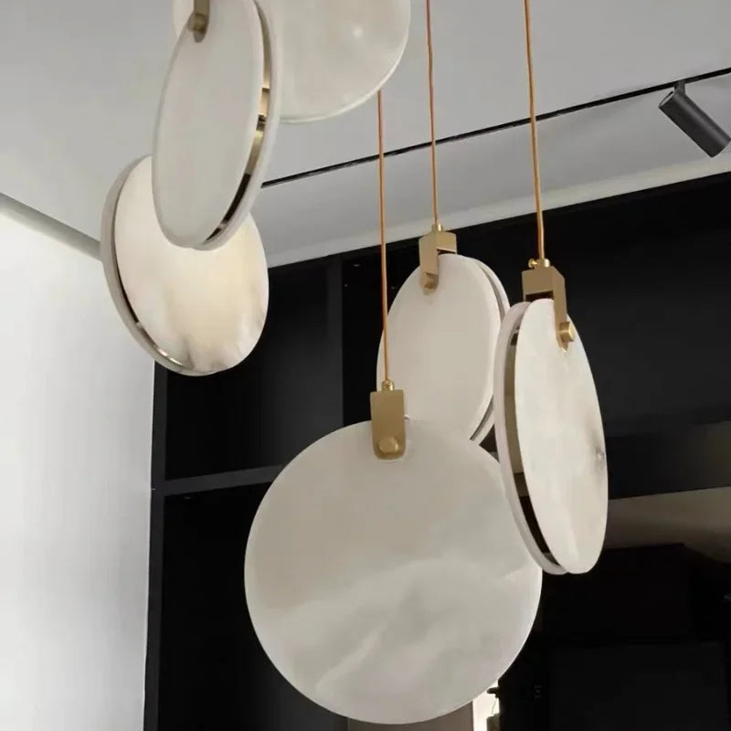 suspension lumineuse moderne marbre blanc gris doré clips métalliques câbles dorés salon chambre
