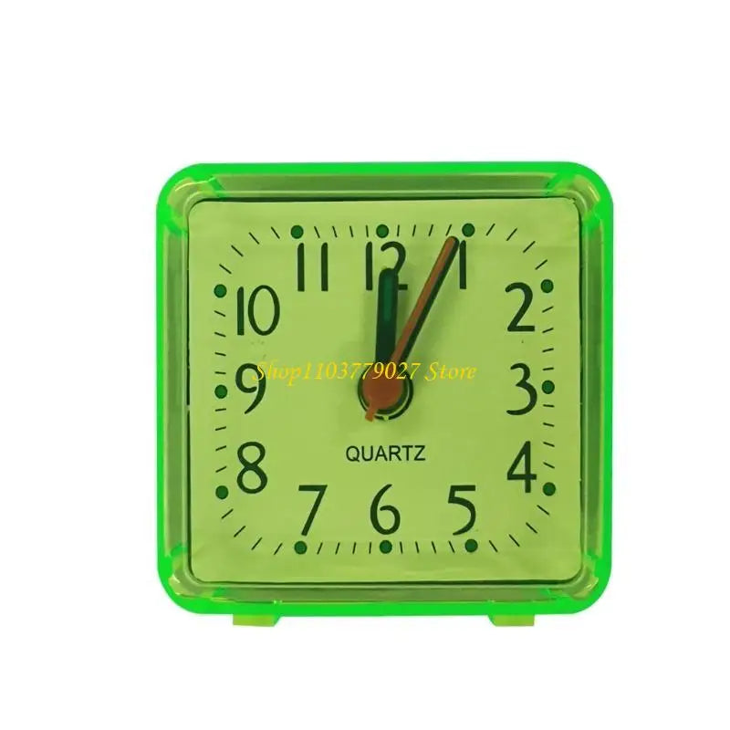 horloge carrée classique aiguilles numéros blanc rose bleu points verts pieds analogique
