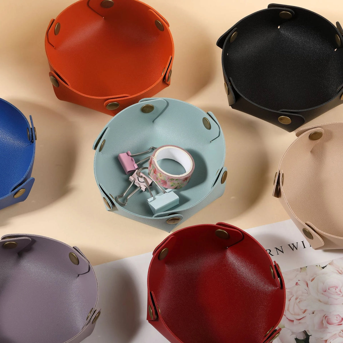 coupelles simili cuir rouge noir bleu modernes rubans pinces stylos