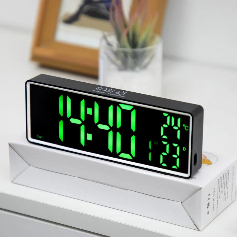 horloge numérique moderne écran led blanc noir vert compact rechargeable alarmes snooze acoustic control