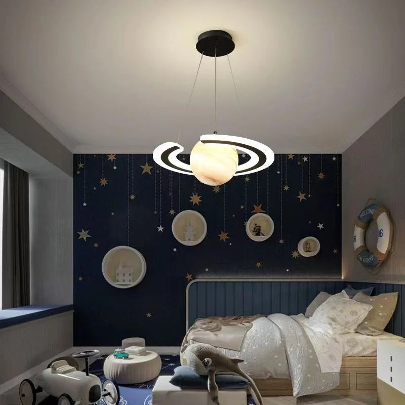 Suspension lumineuse planète marbrée étoiles nuages astronautes décoration chambre thème spatial moderne