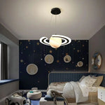 Suspension lumineuse planète marbrée étoiles nuages astronautes décoration chambre thème spatial moderne