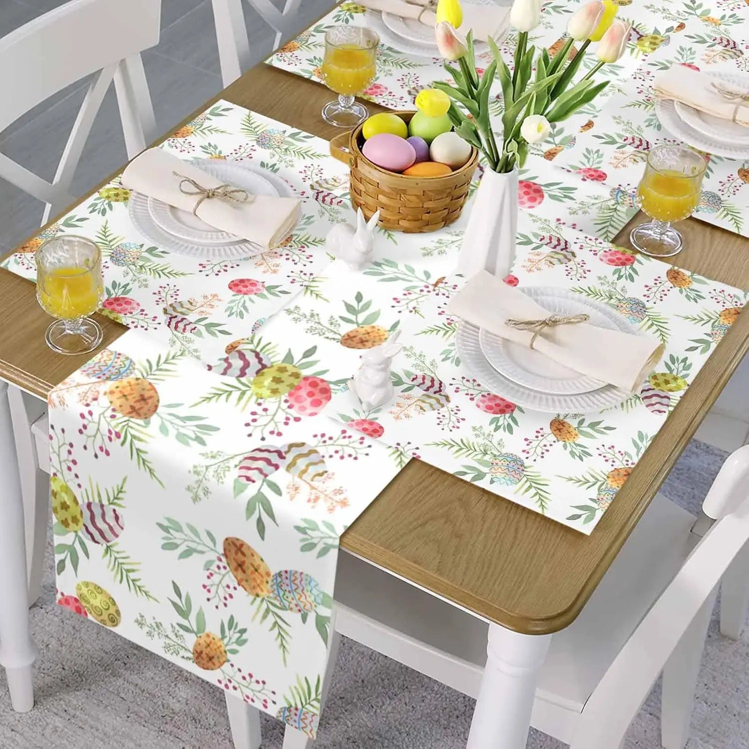 Une table décorée avec un joli motif floral et des accessoires de Pâques, créant une atmosphère chaleureuse et printanière.