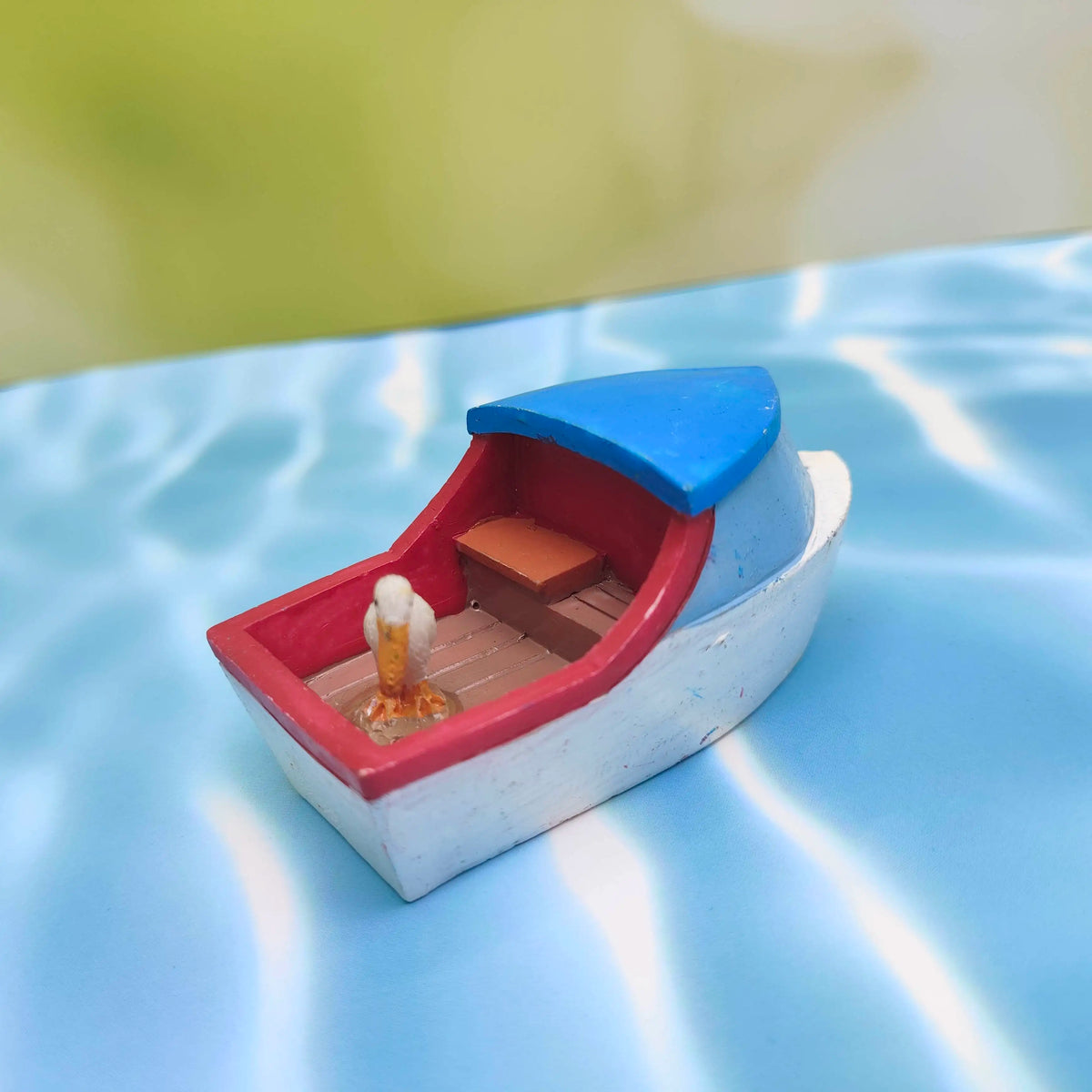 figurines miniatures vintage blanc rose vert bleu détails fins texture mat accessoires chapeaux canoës