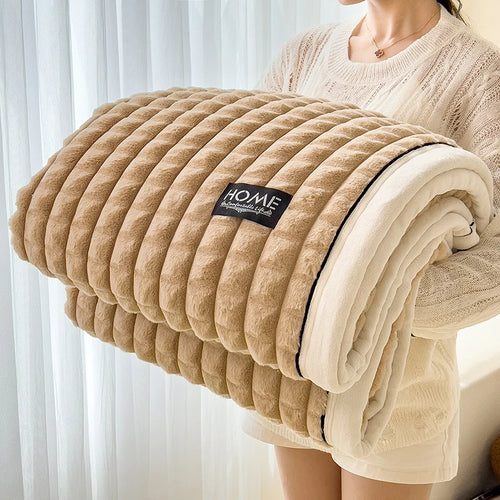 couverture double couche fausse fourrure beige rayures horizontales deux oreillers canapé