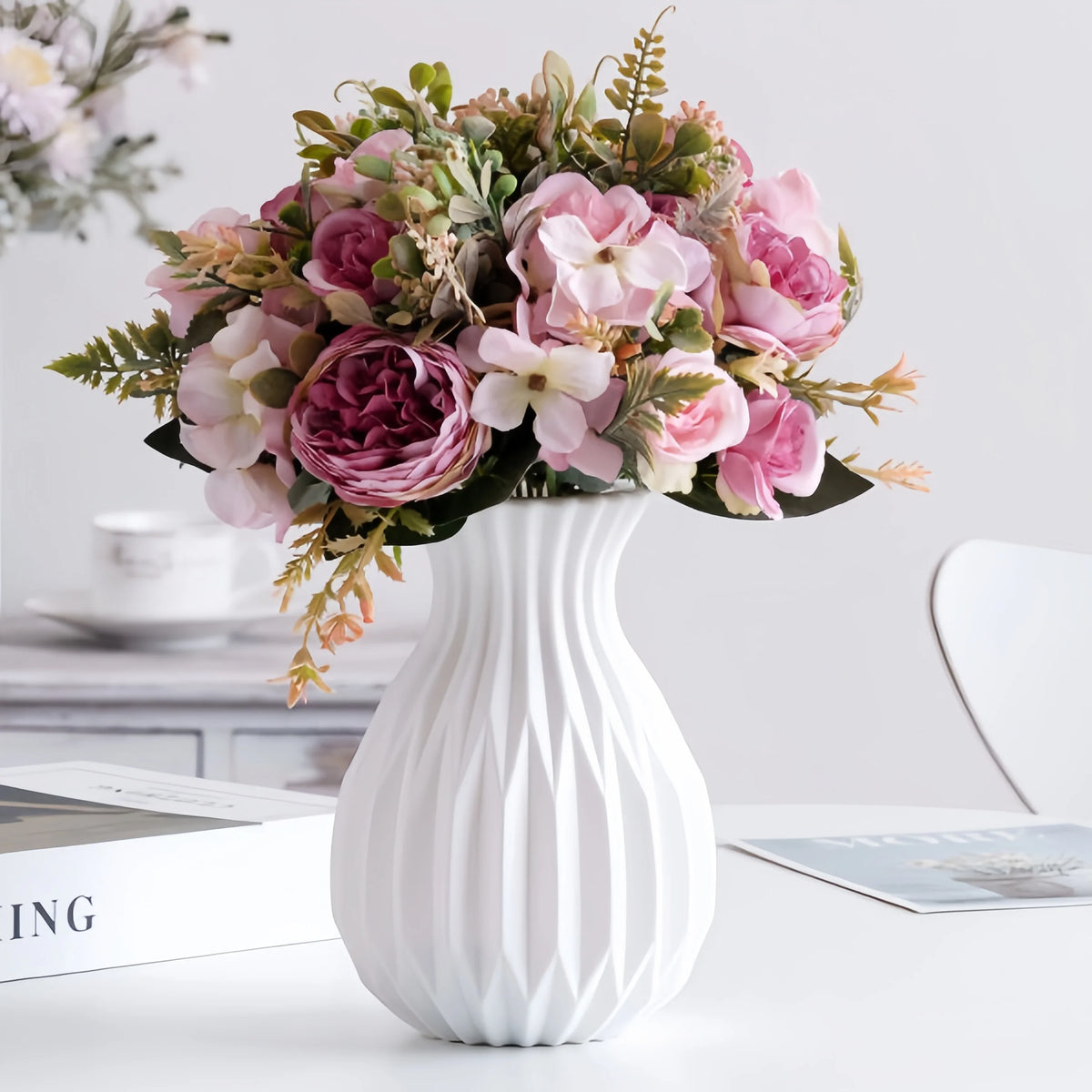 vase moderne rayures verticales blanc noir vert rouge table decoration fleurs salon