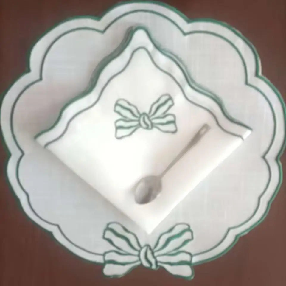 serviettes table brodées rubans blanc bleu vert rouge jaune classiques élégantes lavables réutilisables festives