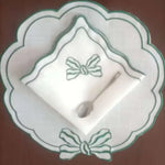serviettes table brodées rubans blanc bleu vert rouge jaune classiques élégantes lavables réutilisables festives