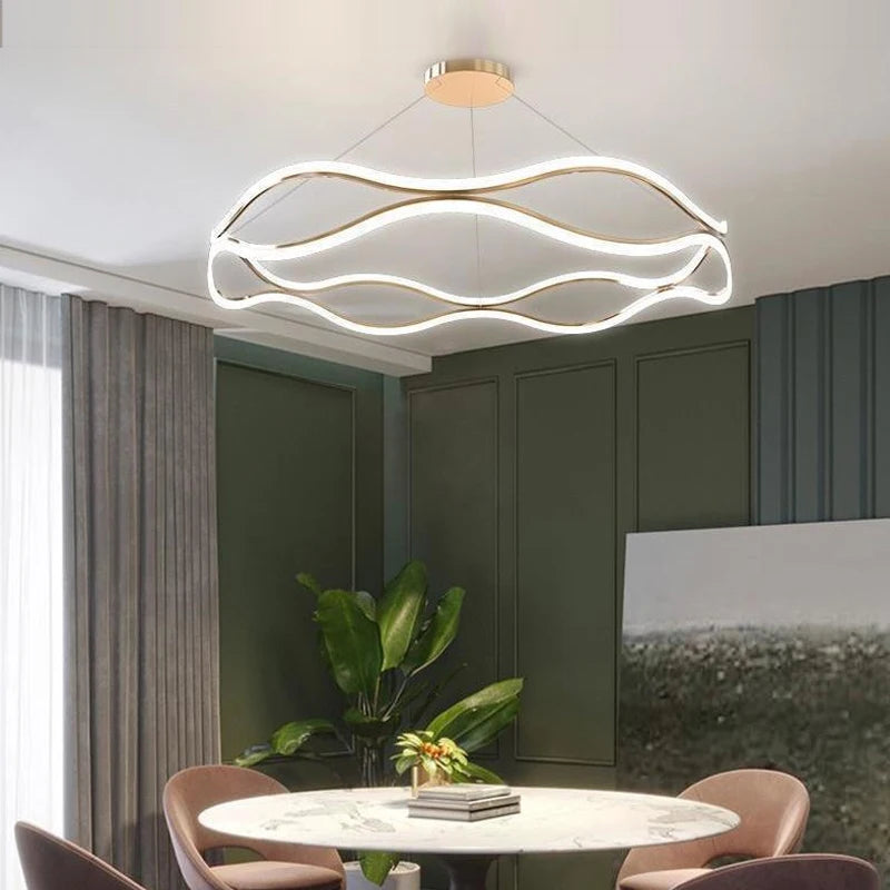 suspension lumineuse contemporaine blanc doré ondulée moderne fixée chaînes lumière chambre salon