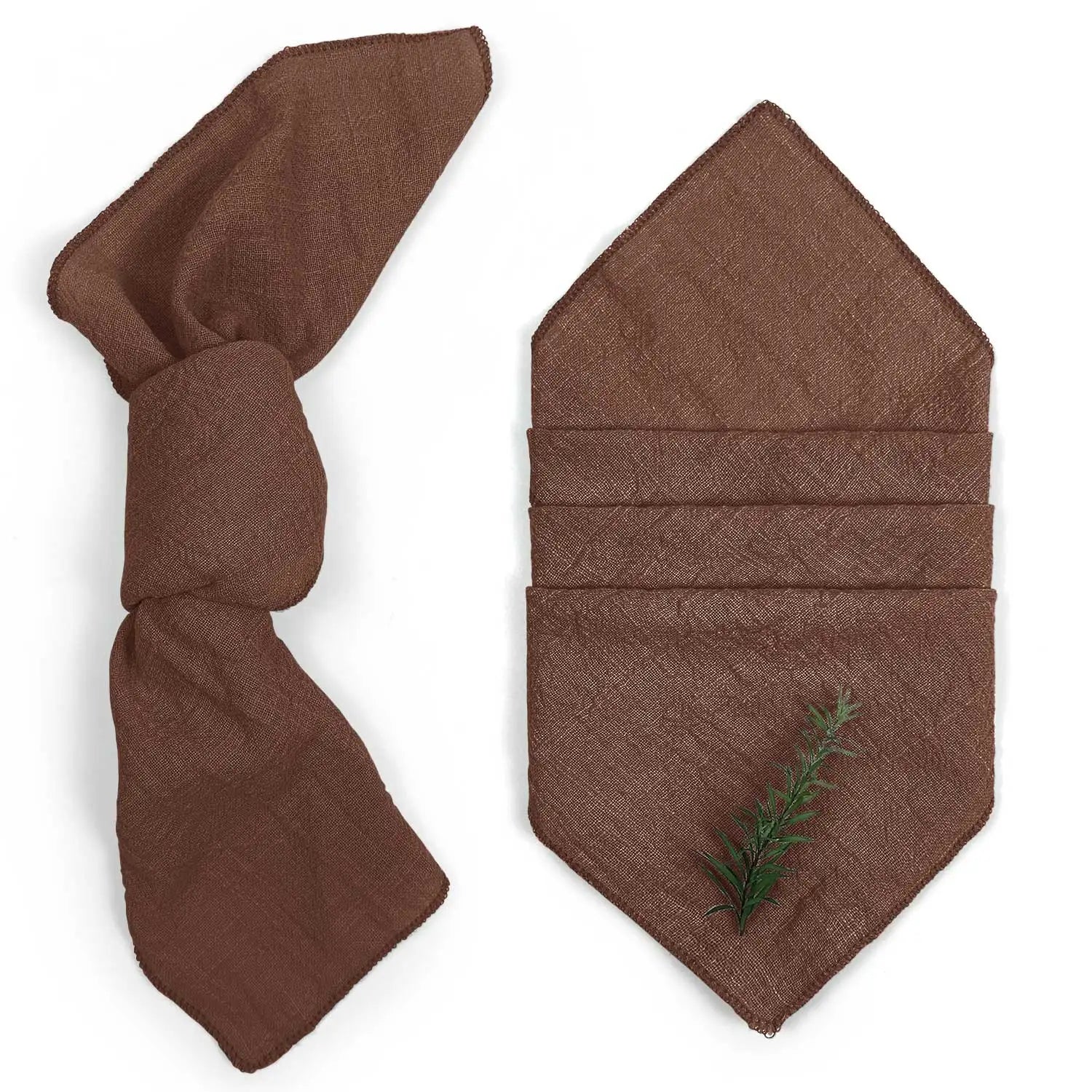 Serviette de table brun foncé avec un motif de branche verte.