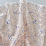 tissu polyester coton rose clair beige bleu clair motif nœuds fleurs élégant romantique 150cm