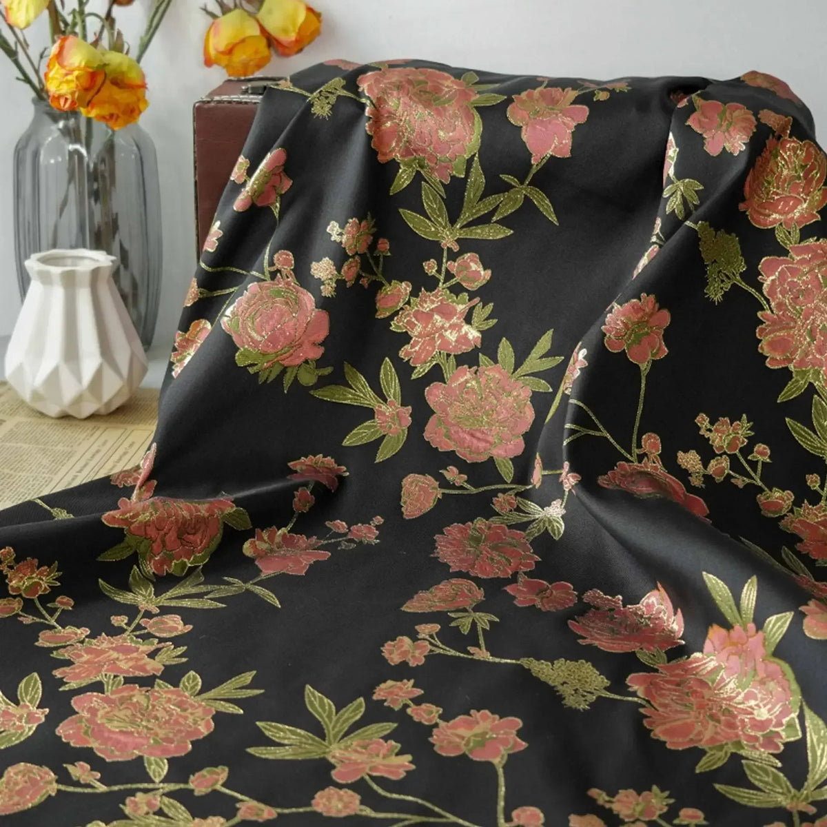 tissu polyester floral brodé pivoines élégant noir rose doré classique couture 150cm