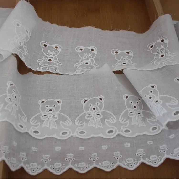 dentelle coton ours blanc motif noeud bordure dentelée ruban texturé semi transparent enfantin