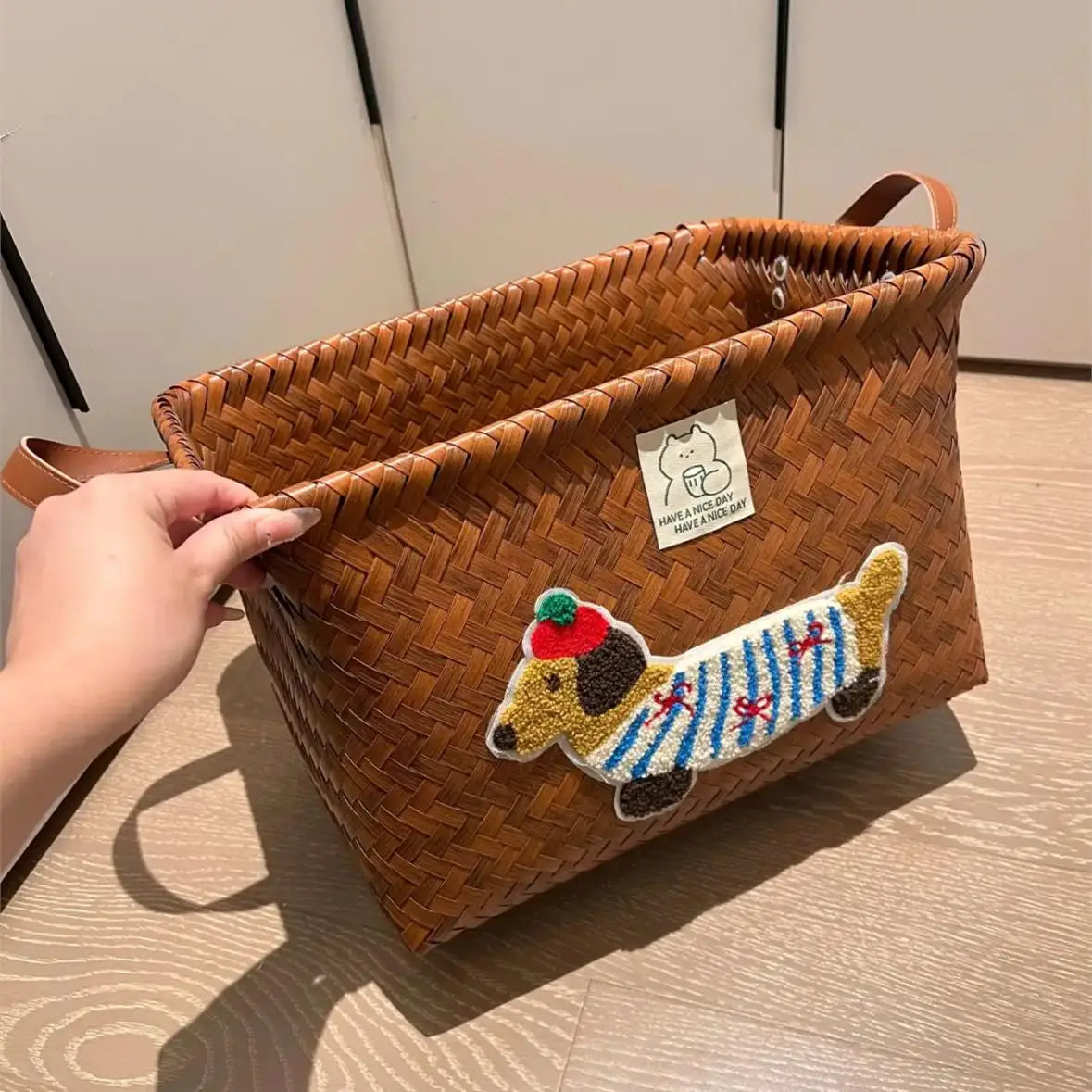panier rangement rotin tissé marron clair brodé chien rustique poignées cuir décoration maison