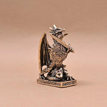 figurine dragon or argent métal détaillée épée bouclier base gravée fantastique médiéval maison