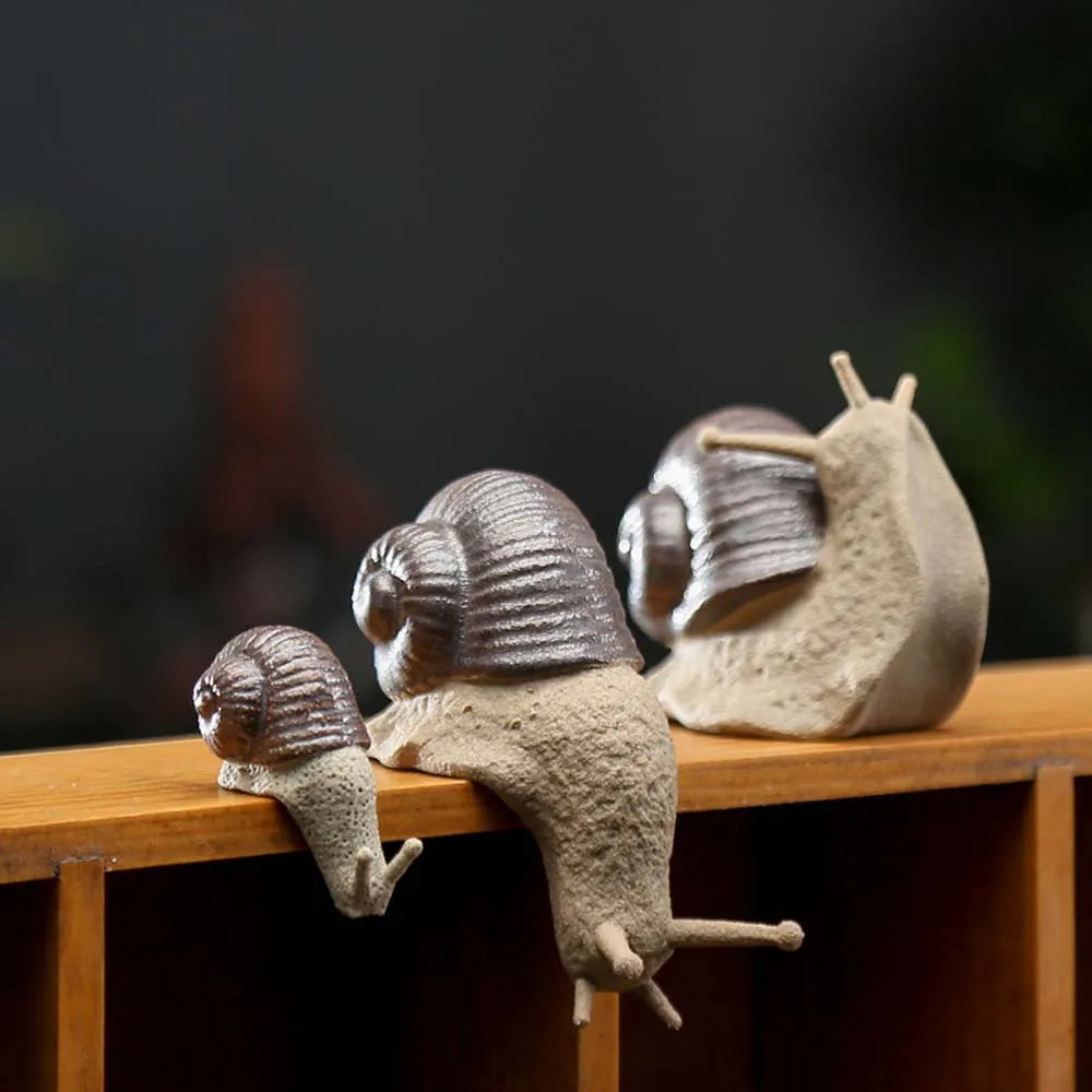 ornements céramique escargots gris artisanal détails sculptés décoration thé animal compagnie miniature imitation antique