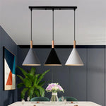 Lustre suspendu installé dans un salon moderne