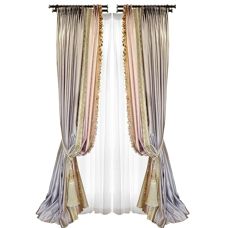 Rideaux élégants pour salon, double ton, avec détails en relief dorés et embrasses décoratives, pour une décoration intérieure raffinée et sophistiquée. Ajout parfait pour une ambiance chaleureuse et accueillante dans votre maison.