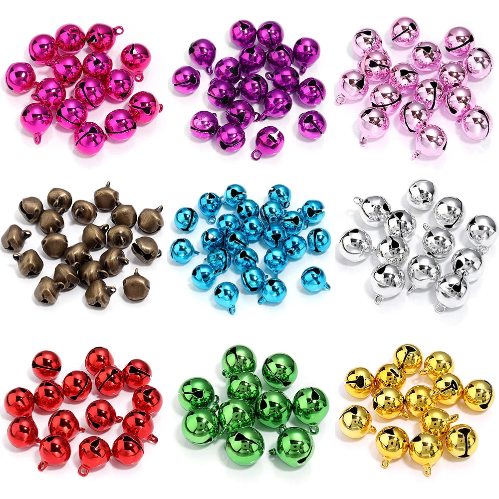Clochettes de Noël artisanales en perles colorées sur fond blanc