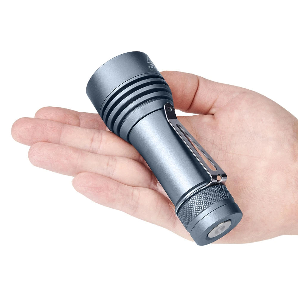 torche led argentée compacte ip68 eclairage fort 200m lumintop clip allumage aluminium moderne