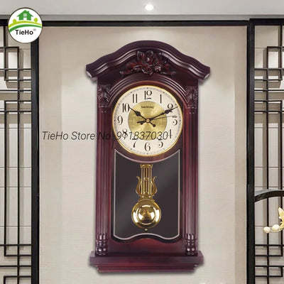 Horloge murale vintage à pendule noire dans un salon moderne