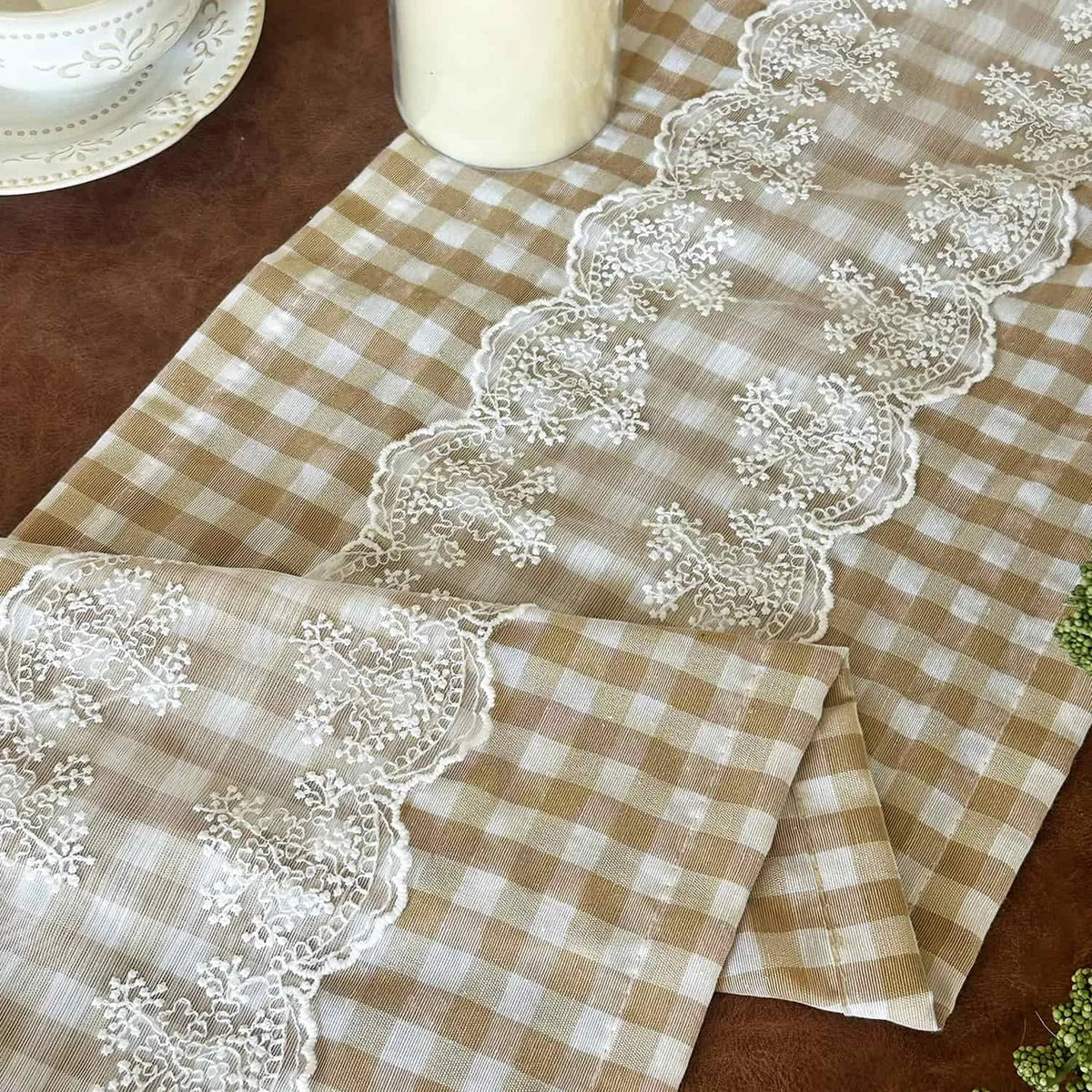 chambranle table vintage dentelle carreaux blanc beige mariage fêteextérieur rusticemode pastoral