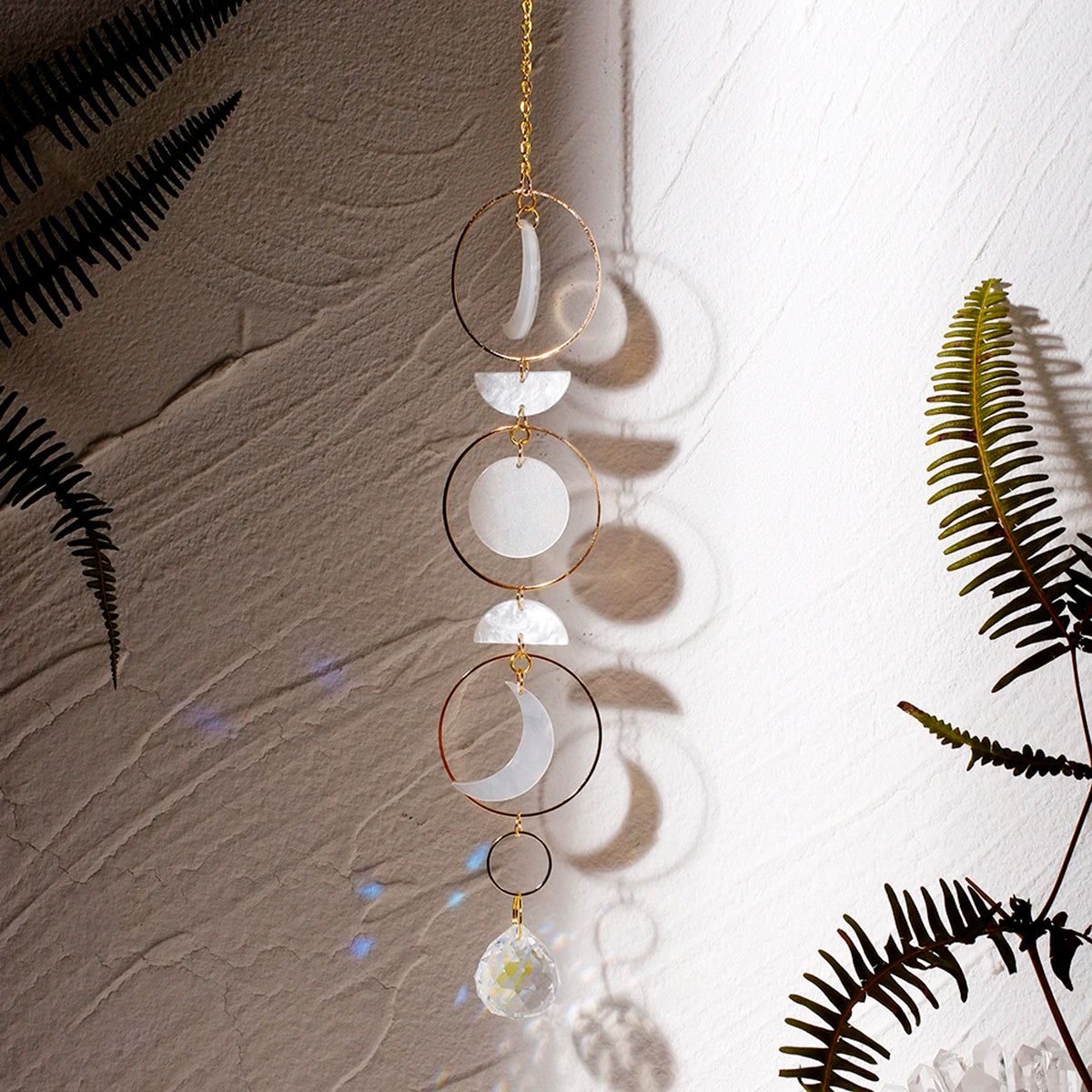 Détail du cristal et du métal de l'attrape-soleil