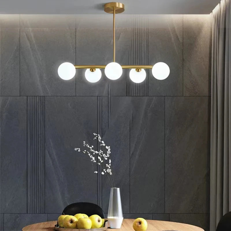 Suspension lumineuse moderne or blanc sphères blanches structure dorée salon chambre