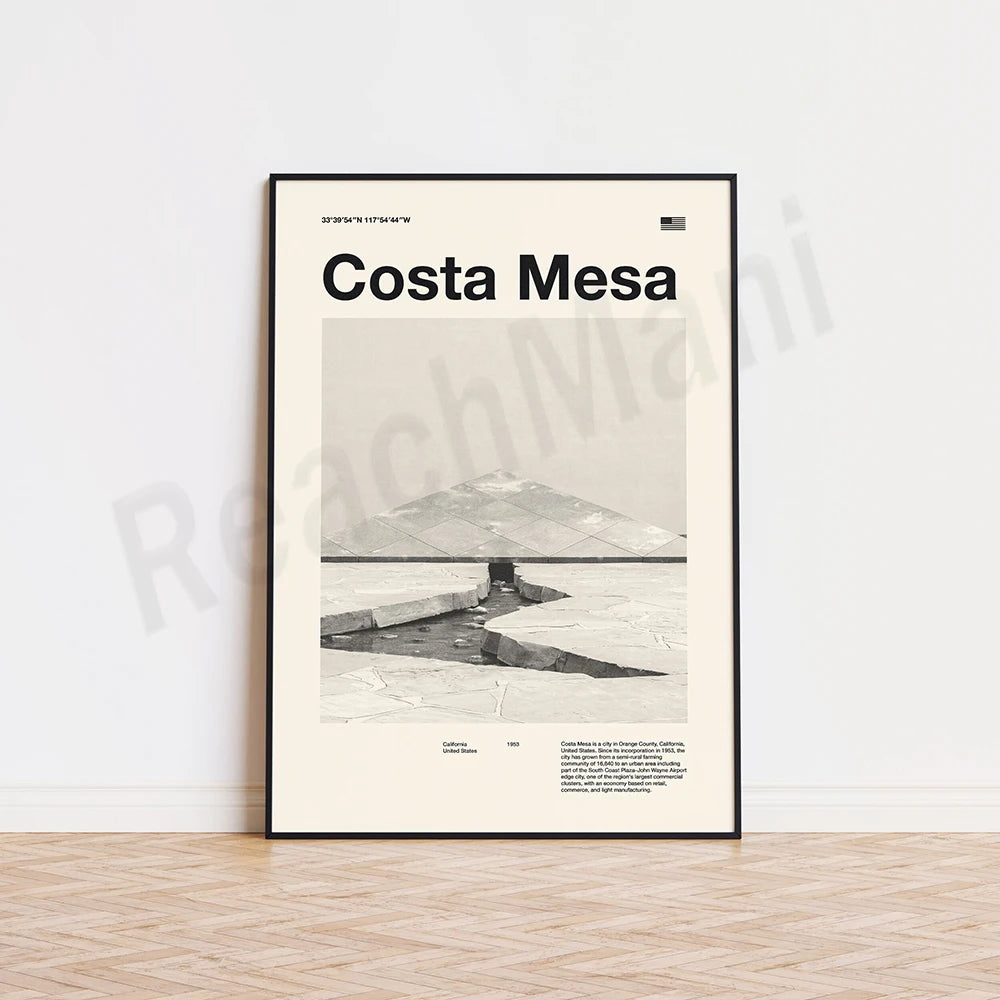 Une affiche minimaliste représentant un paysage côtier désertique avec le texte "Costa Mesa" en gras.