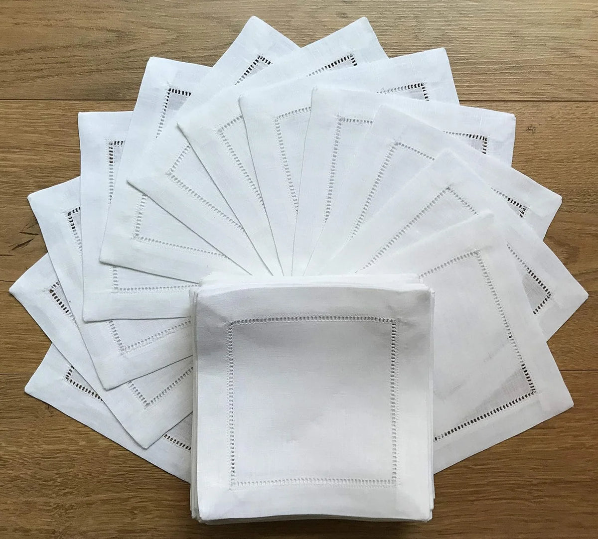 serviettes cocktail blanc classique bordure brodée réutilisables table restaurant 15x15cm pack 6pcs