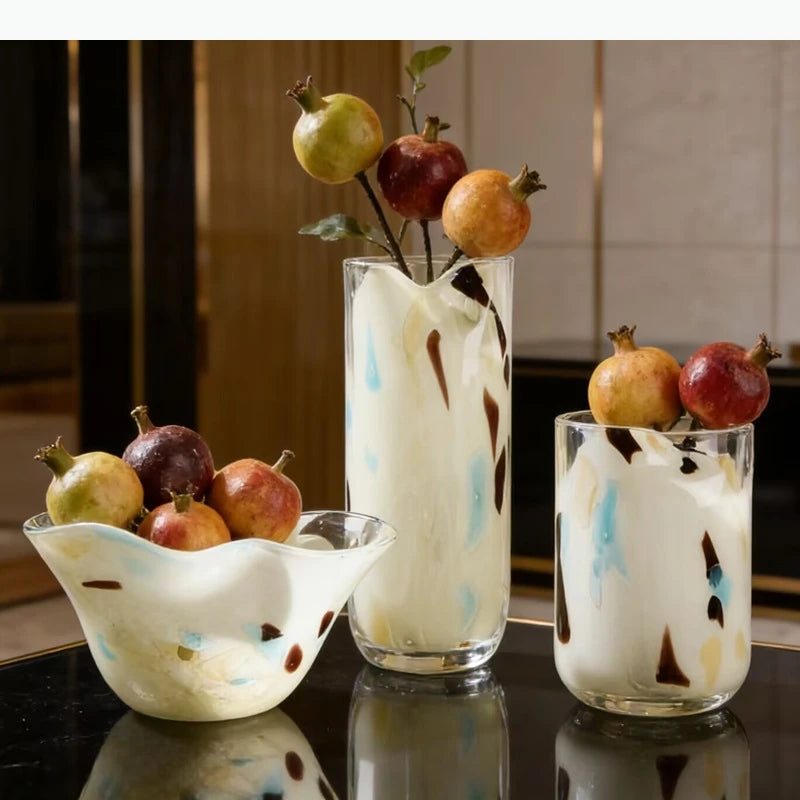 vases verre motifs abstraits blanc bleu marron foncé moderne décoration table arrangement fleurs