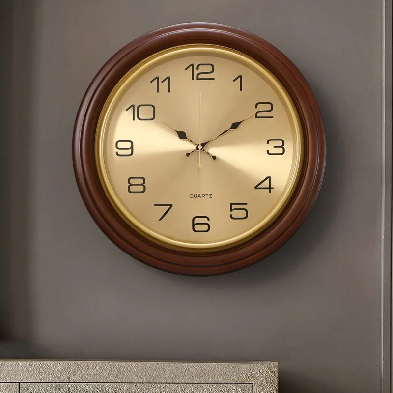 horloge murale classique traditionnel couleur marron or beige motif cannelé