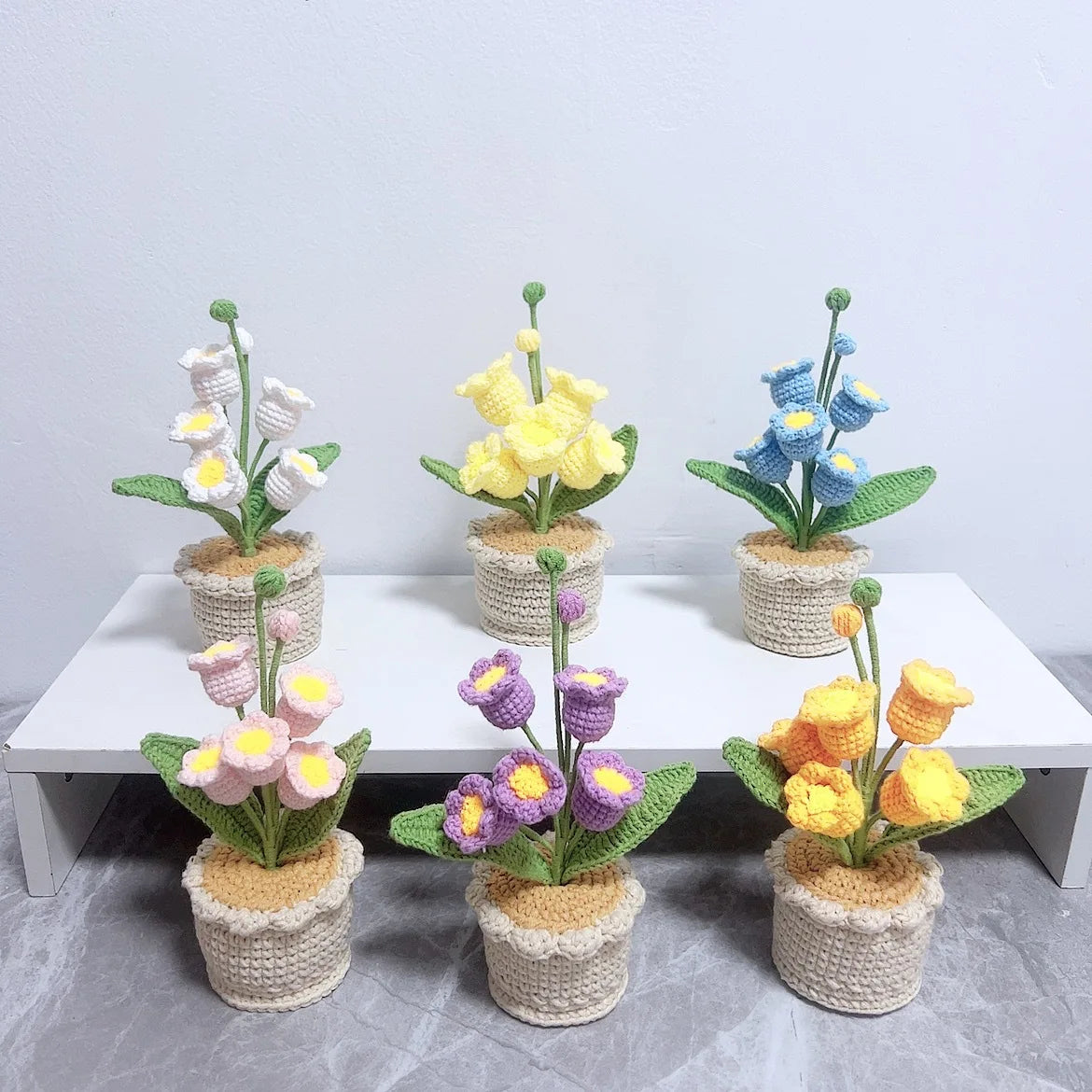 fleurs artificielles tricotées pot artisanal intérieur décoration maison blanc jaune bleu vert beige