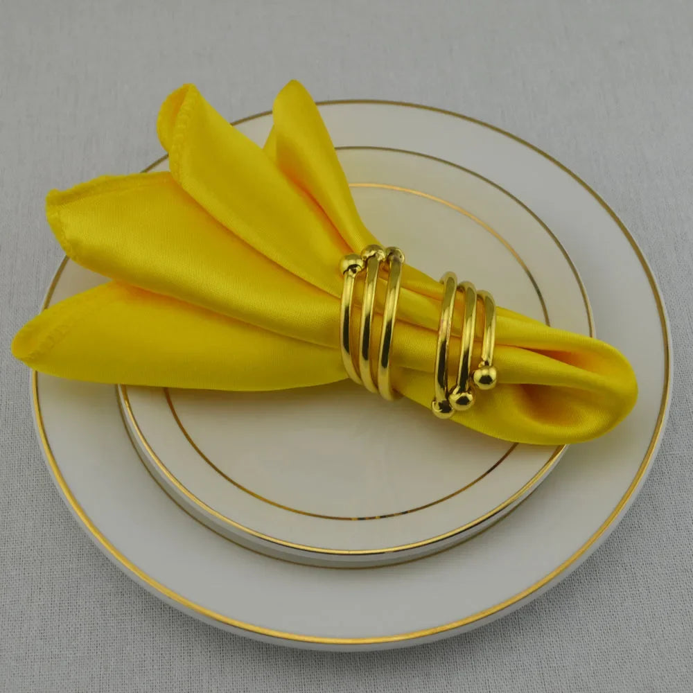 serviette table satin anneau doré mariage décoration table repas classique