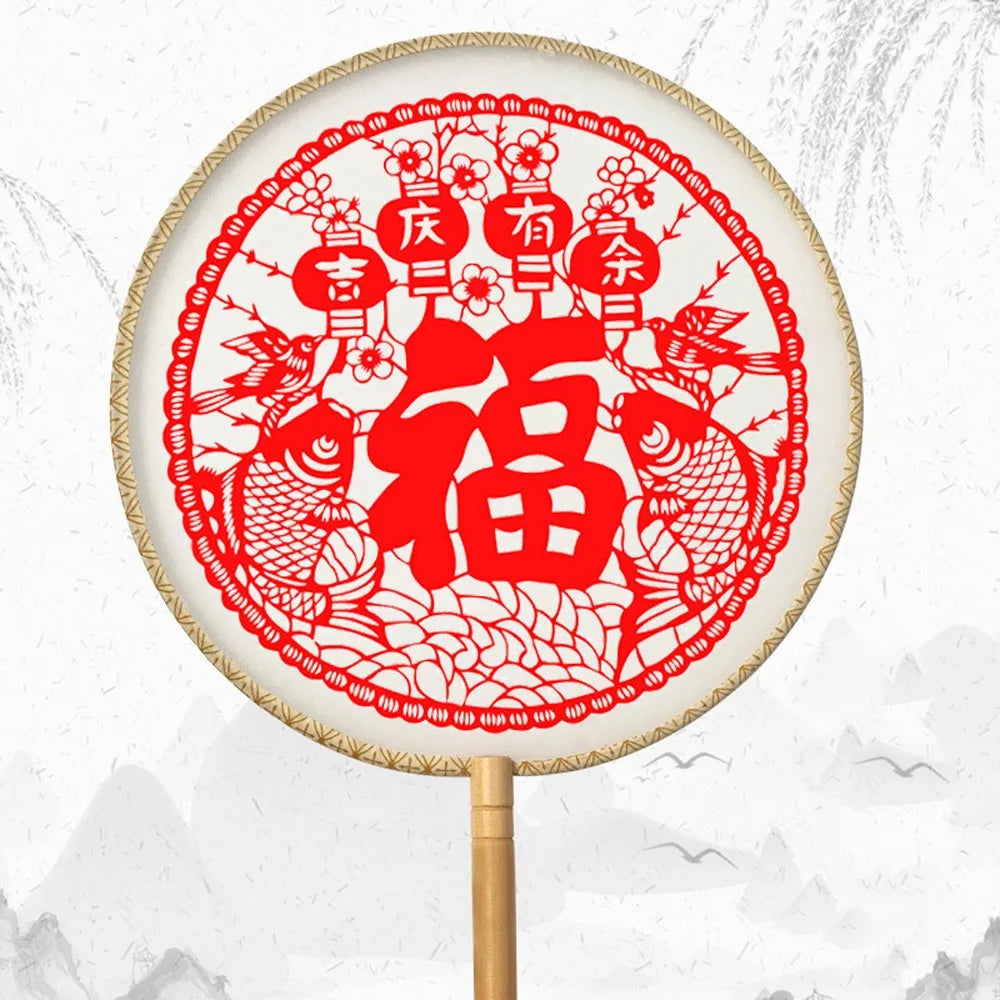 éventail artisanal traditionnel motifs floraux géométriques poignée bois pompon rouge soie tissée opacité festive