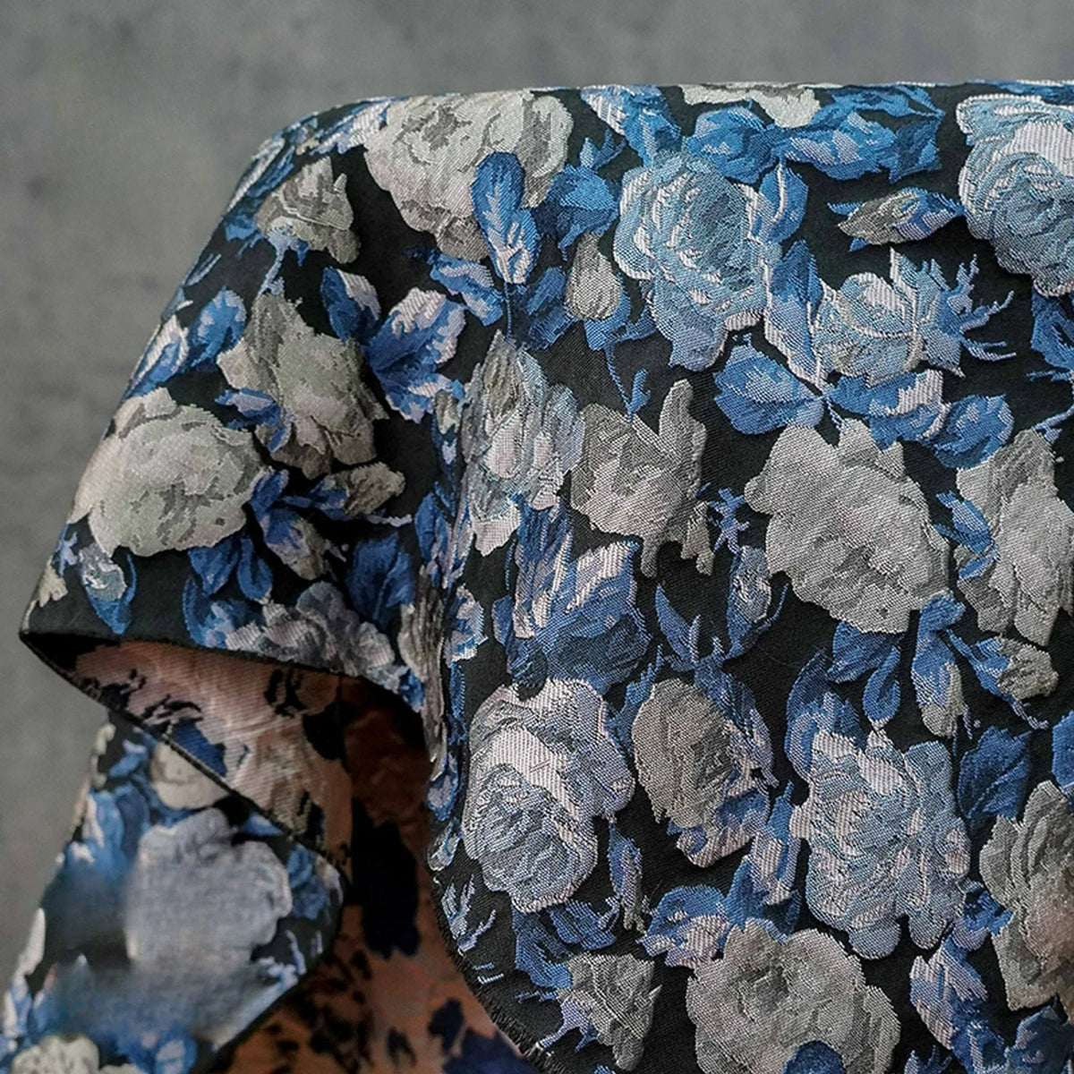 tissu imprimé fleurs bleu gris noir texturé brodé couture vêtements accessoires sophistiqué élégant