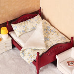 ensemble literie miniature maison poupée motifs floraux tissu texturé couverture oreiller vintage rouge blanc