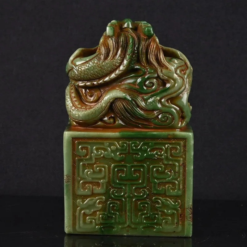 sculpture décorative dragon pierre verte chinois traditionnel détails sculptés socle géométrique opaque animal feng