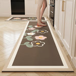Tapis de couloir à motifs de fleurs sur fond marron dans une cuisine moderne.