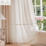 rideaux blancs transparents classiques romantiques bordure dentelée dorés maison hospitalière