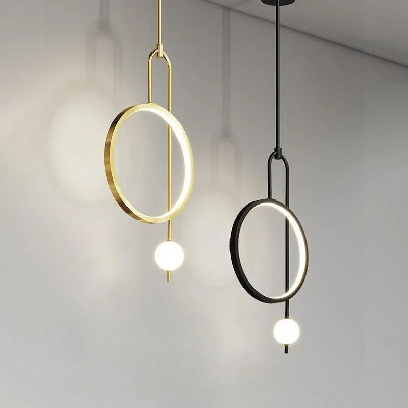 Suspension lumineuse moderne or noir anneaux sphères blanches minimaliste salon chambrehôtel