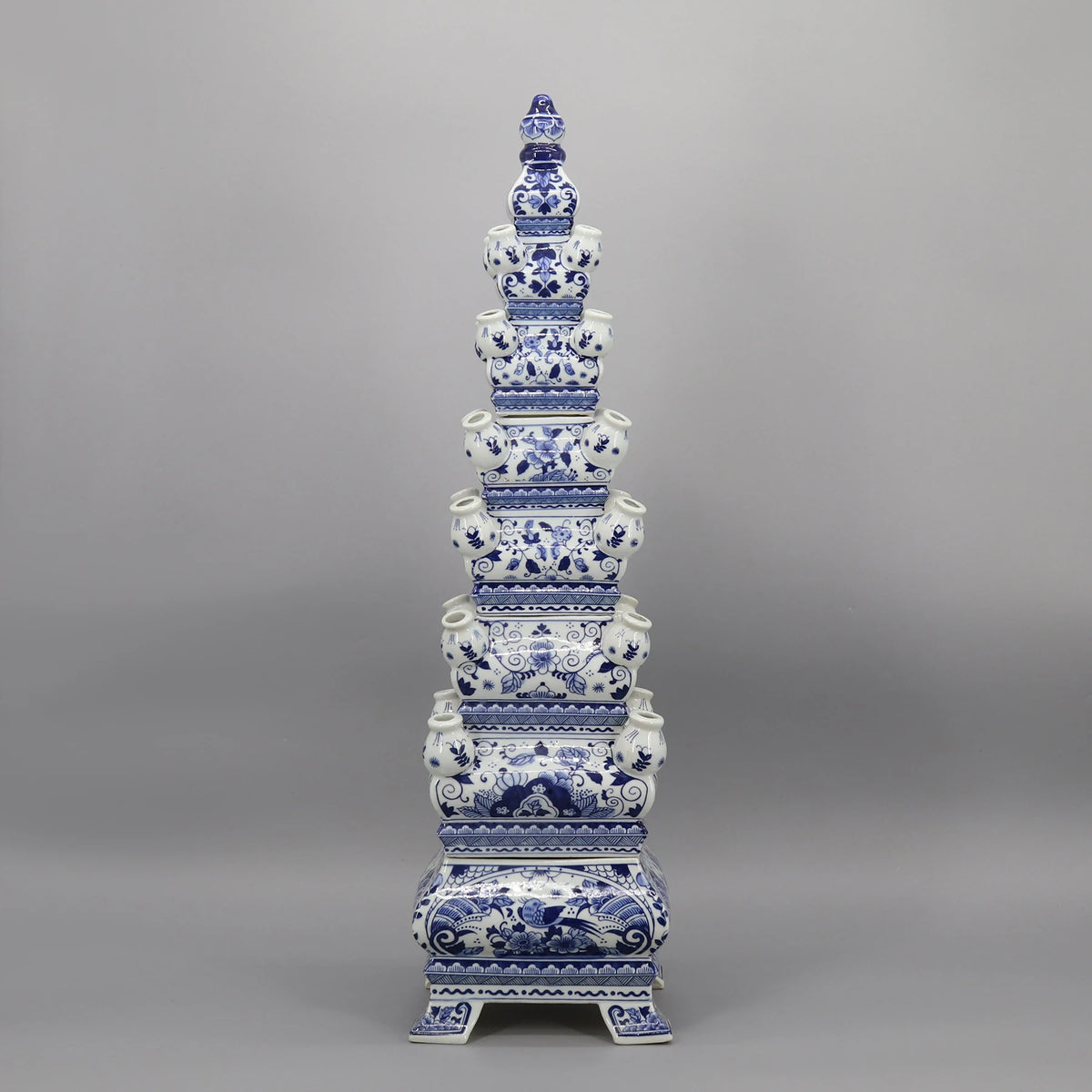 Cette impressionnante pièce de porcelaine bleue et blanche présente un motif décoratif élaboré sur une structure élancée, reflétant l'artisanat et le savoir-faire traditionnels.