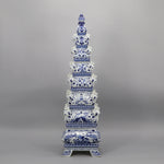 Cette impressionnante pièce de porcelaine bleue et blanche présente un motif décoratif élaboré sur une structure élancée, reflétant l'artisanat et le savoir-faire traditionnels.