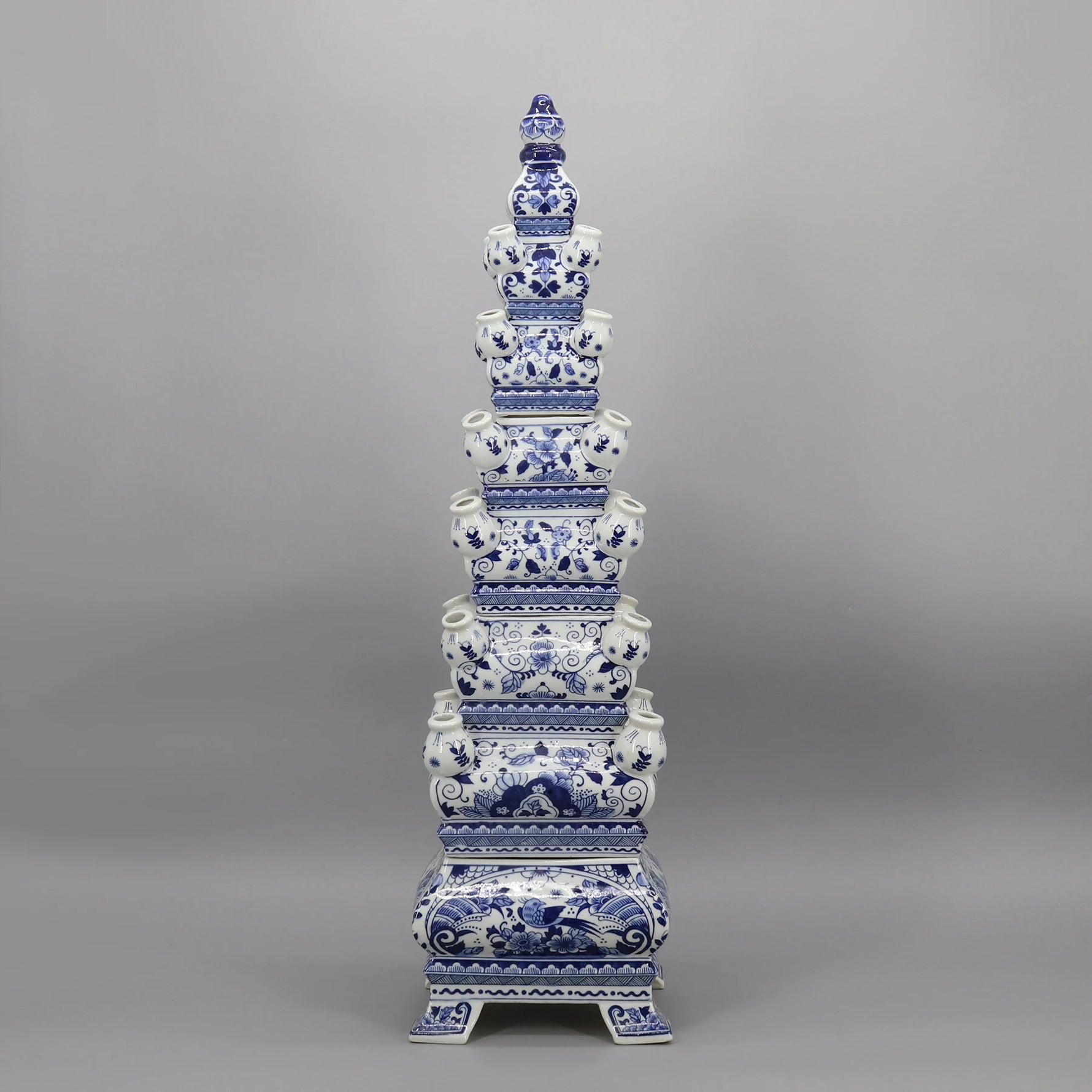 Cette impressionnante pièce de porcelaine bleue et blanche présente un motif décoratif élaboré sur une structure élancée, reflétant l'artisanat et le savoir-faire traditionnels.