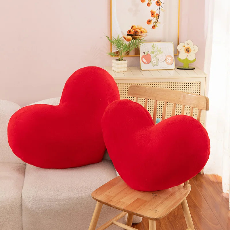 coussin rouge velours doux intérieur moderne salon chambre décoration romantique toucher confort visuel élégant