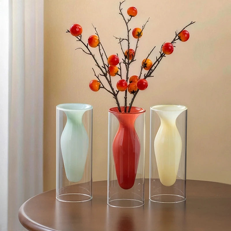 vase transparent goutte forme table arrangement floral rouge jaune vert pâle decoration intérieur