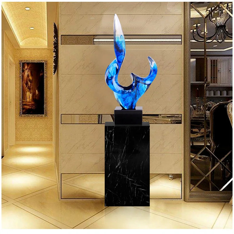 sculpture moderne abstraite résine bleu transparent noir marbreuse posée base pierre noire