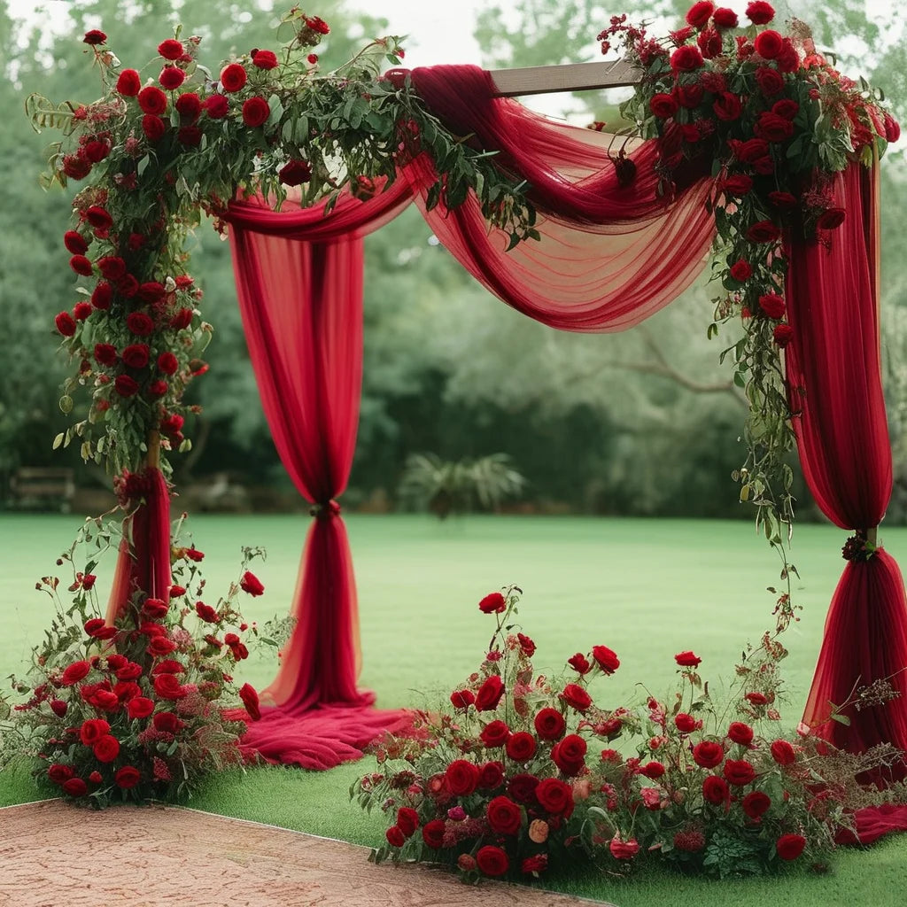 arche decorative mariage tulle bordeaux roses fleurs tissu voile romantique luxueux theatrale