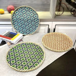 assiettes rotin naturel bleu vert marron motif géométrique tressé taille 15cm 25cm 35cm traditionnel