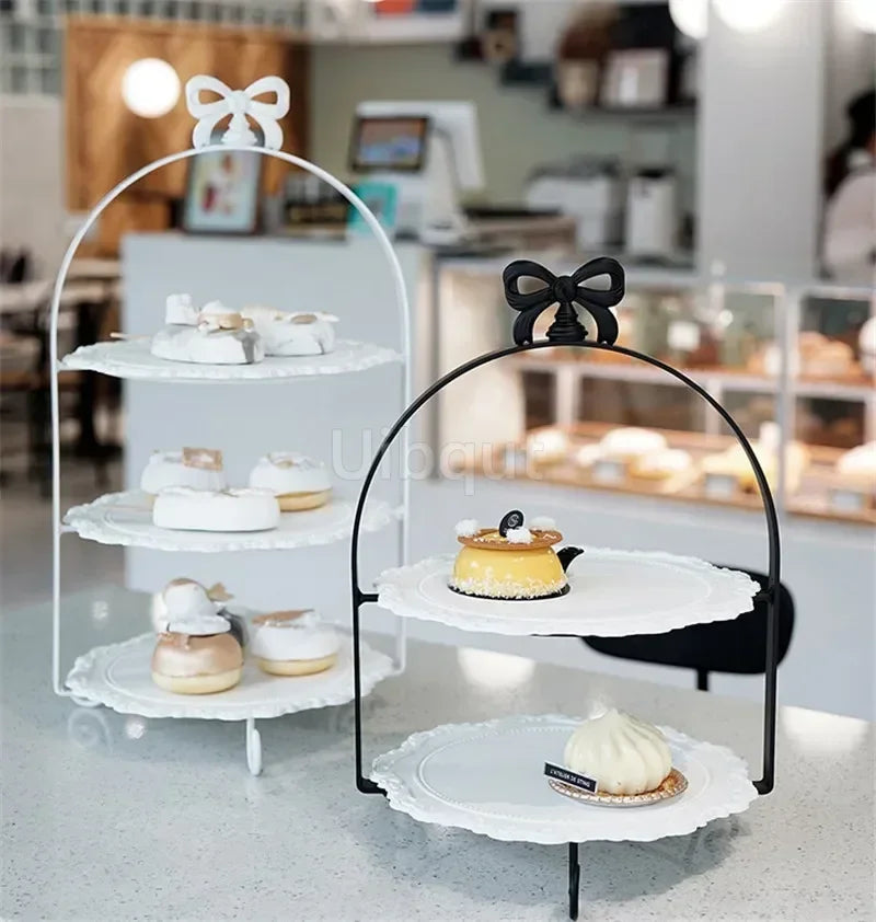 support desserts blanc doré vintage assiettes dentelle élégantes gâteaux crème glacée